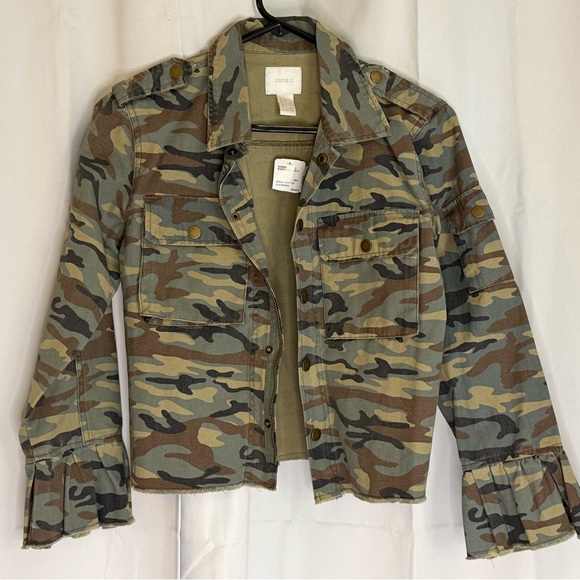 Forever 21 Camo Utility Jacket NWT Cropped Ruffle Sleeve Military S - Picture 6 of 6